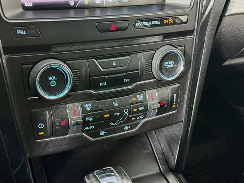 Used 2016 Ford Explorer XLT w/ Equipment Group 202A FWD image 23