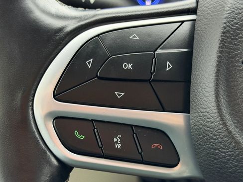 Used 2021 Chrysler Pacifica Touring-L image 23