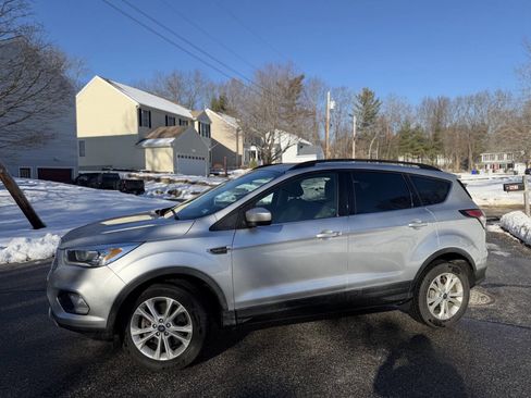 Used 2017 Ford Escape SE w/ Equipment Group 201A image 3