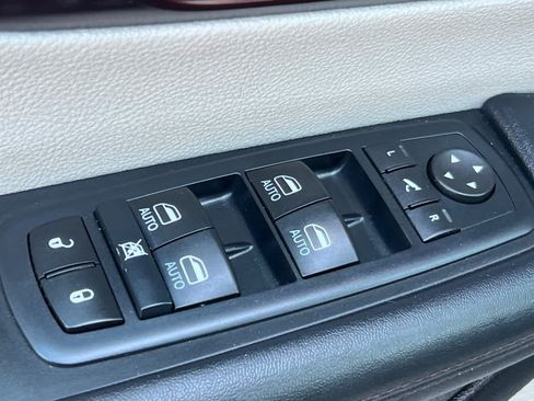 Used 2017 Chrysler Pacifica Limited w/ UConnect Theater Package FWD image 13
