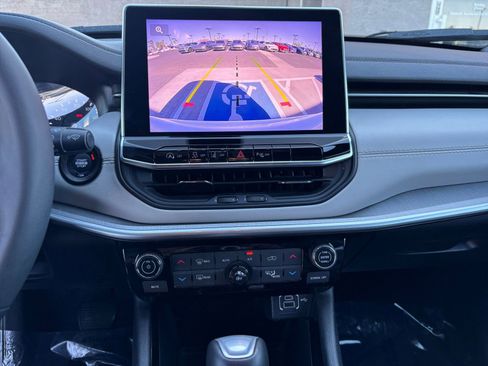 Used 2025 Jeep Compass Limited image 17