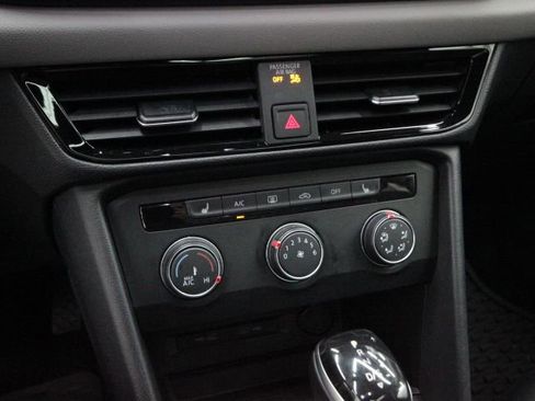 Used 2022 Volkswagen Taos SE w/ Panoramic Sunroof Package image 21