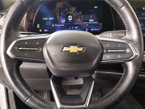 Used 2025 Chevrolet Equinox LT w/ Convenience Package II image 3