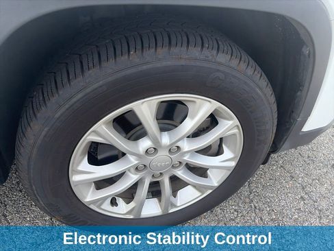 Used 2019 Jeep Cherokee Latitude w/ Cold Weather Group FWD image 13