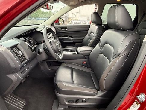 Used 2023 Nissan Pathfinder SL w/ Black Appearance Package image 11