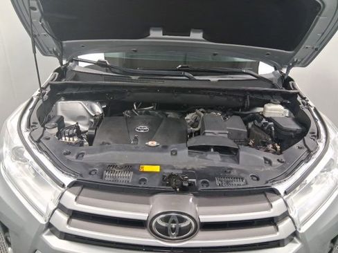 Used 2019 Toyota Highlander XLE w/ Carpet Mat Package (TMS) AWD/4WD image 7