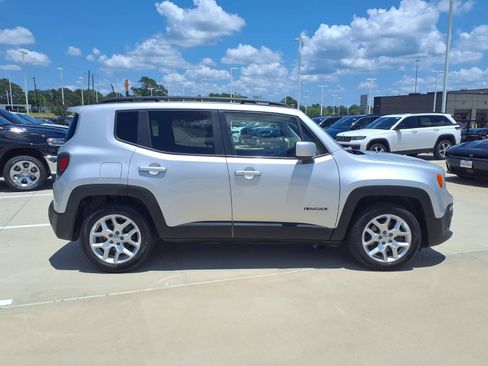 Used 2018 Jeep Renegade Latitude FWD image 5