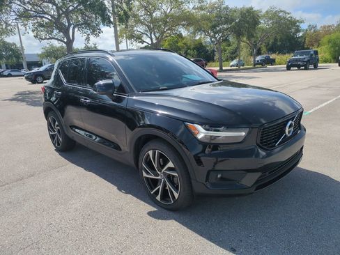 Used 2022 Volvo XC40 T5 R-Design w/ Advanced Package AWD/4WD image 2