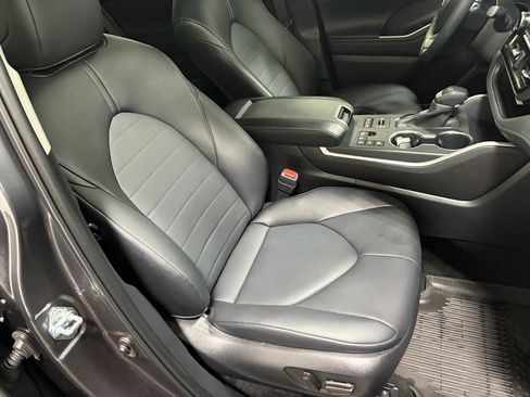 Used 2025 Toyota Highlander XLE image 15