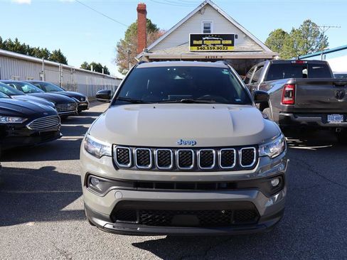 Used 2024 Jeep Compass Latitude image 2