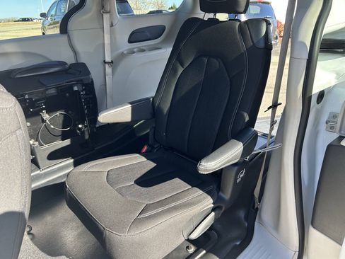 Used 2023 Chrysler Voyager LX FWD image 28