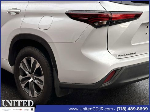 Used 2024 Toyota Highlander XLE image 9