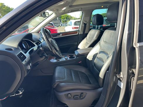Used 2014 Volkswagen Touareg TDI AWD/4WD image 7
