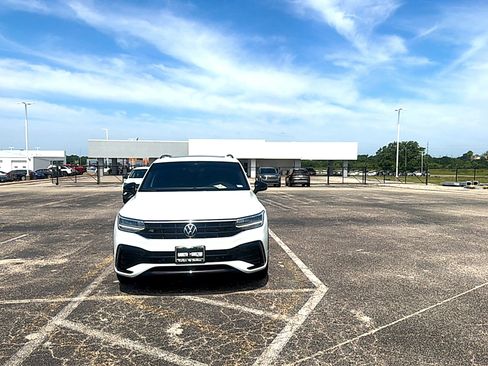 Used 2024 Volkswagen Tiguan SE R-Line FWD image 2