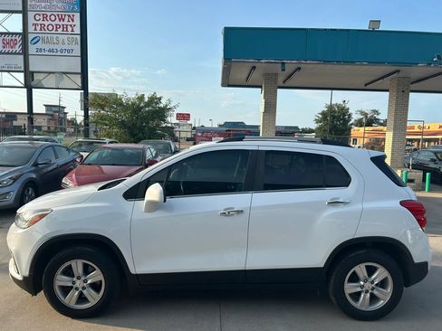 Used 2020 Chevrolet Trax LT w/ LT Convenience Package FWD image 2