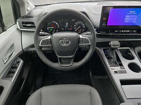 Certified 2026 Toyota Sienna XLE FWD image 14