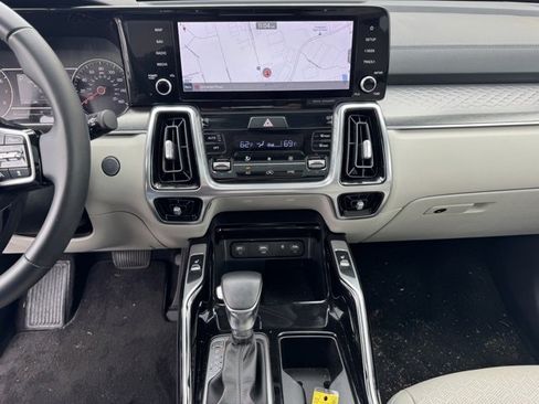 Certified 2022 Kia Sorento SX image 22