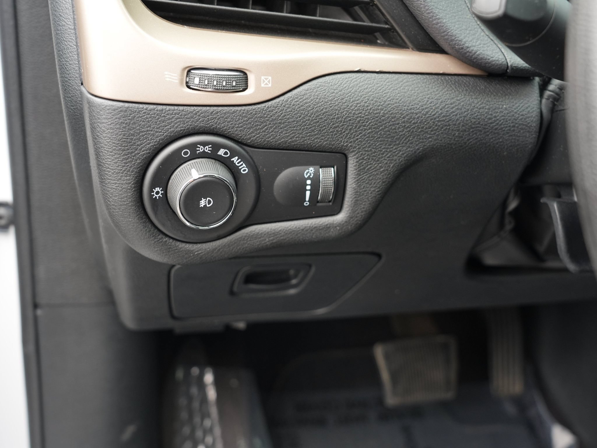 Used 2018 Jeep Cherokee Latitude w/ Safety Group AWD/4WD image 17