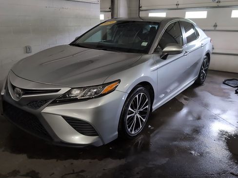 Used 2020 Toyota Camry SE FWD image 1