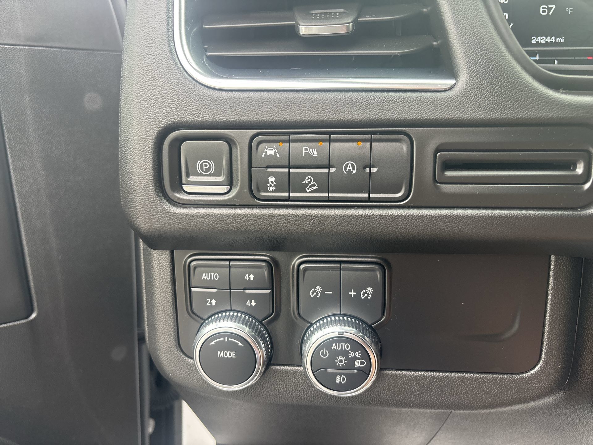 Used 2023 GMC Yukon AT4 AWD/4WD image 18