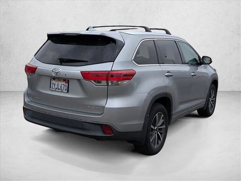 Used 2017 Toyota Highlander XLE image 5