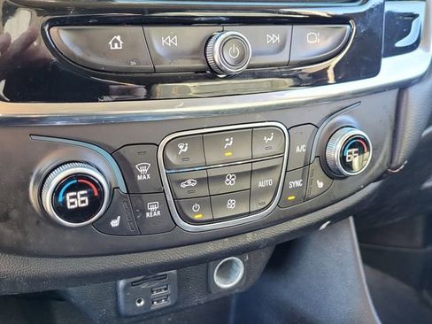 Used 2020 Chevrolet Traverse LT w/ LT Premium Package image 24