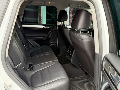 Used 2014 Volkswagen Touareg Sport image 12