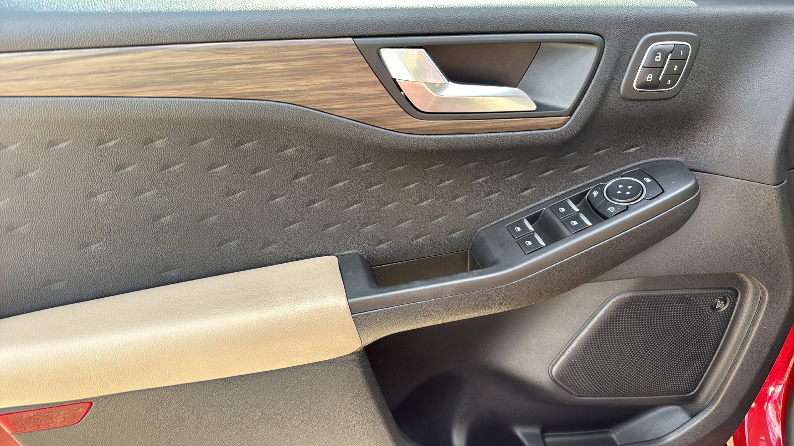 Used 2020 Ford Escape Titanium FWD image 9
