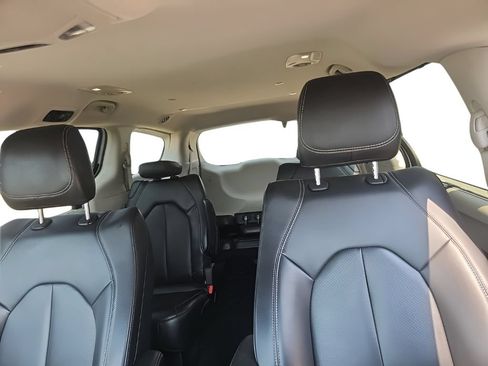 Used 2023 Chrysler Pacifica Touring-L FWD image 16