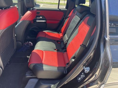 Used 2021 Mercedes-Benz GLB 250 4MATIC image 30