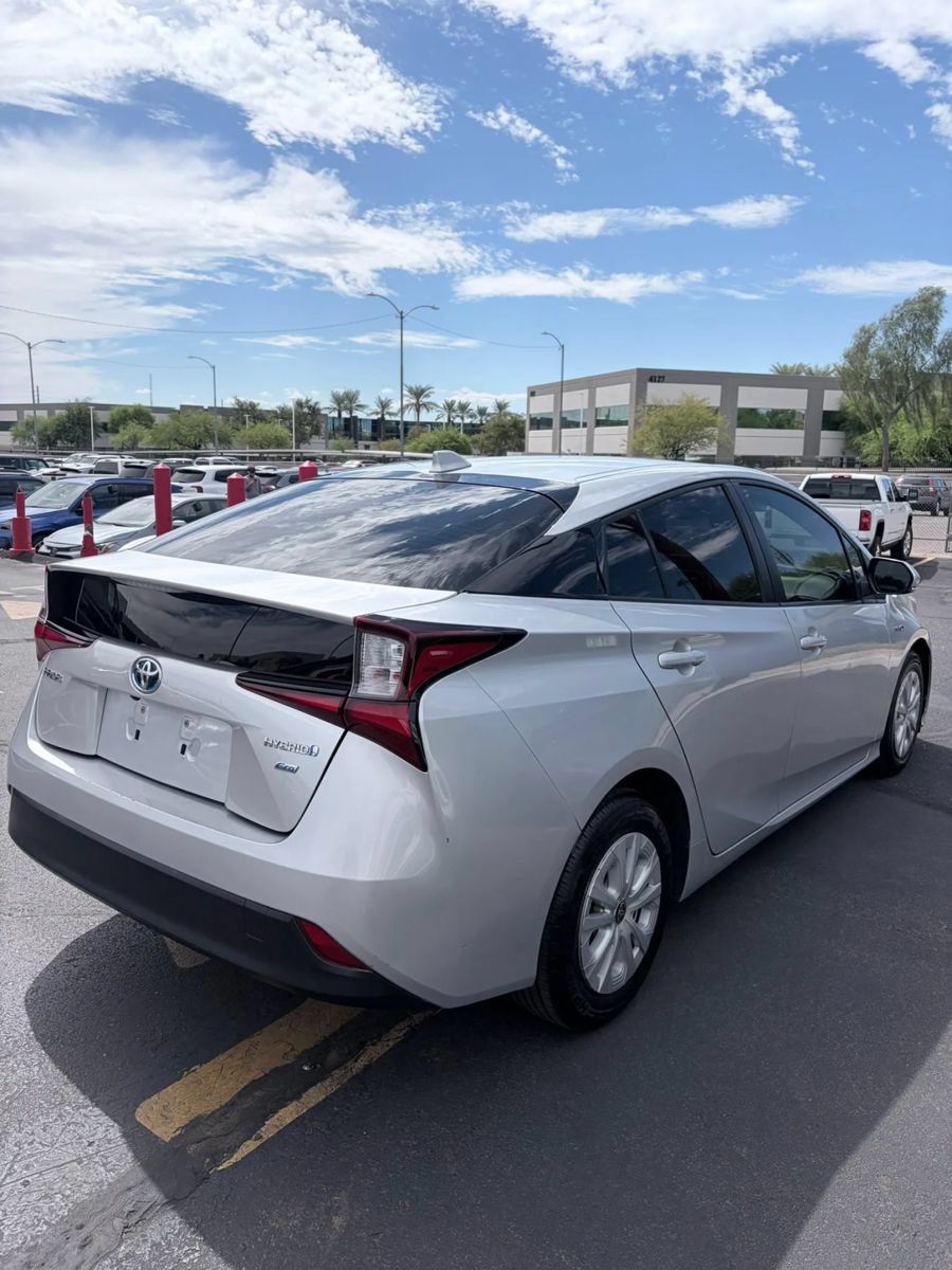 Used 2021 Toyota Prius L Eco FWD image 5