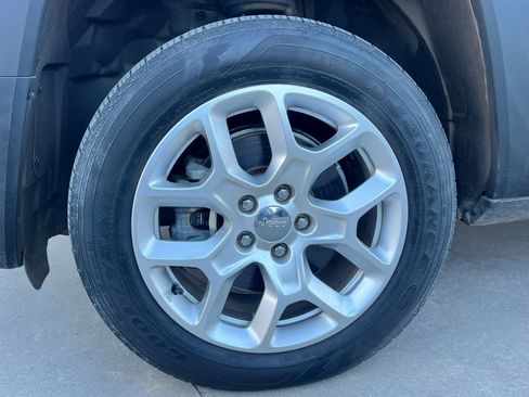 Used 2016 Jeep Renegade Latitude w/ Popular Equipment Group image 30