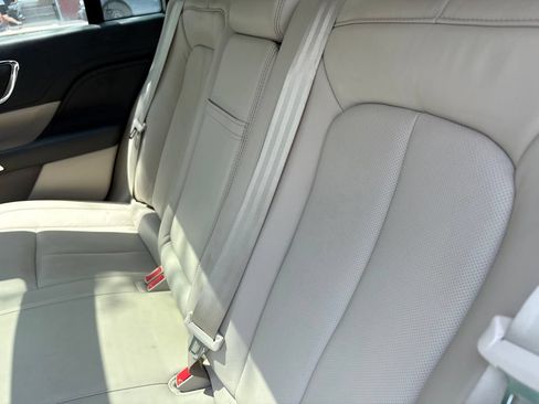 Used 2017 Lincoln Continental Select w/ Climate Package AWD/4WD image 7