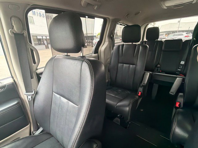 Used 2015 Chrysler Town & Country Touring FWD image 31