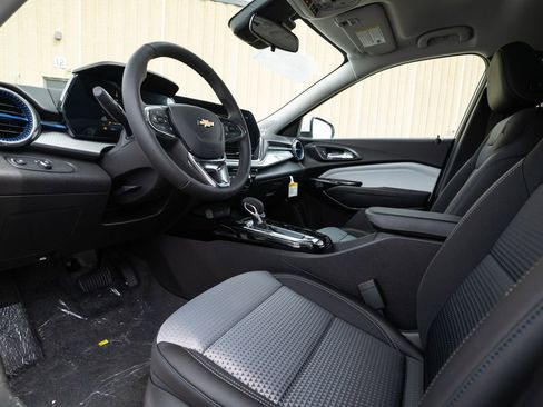 New 2025 Chevrolet Trax LT w/ Driver Confidence Package image 13