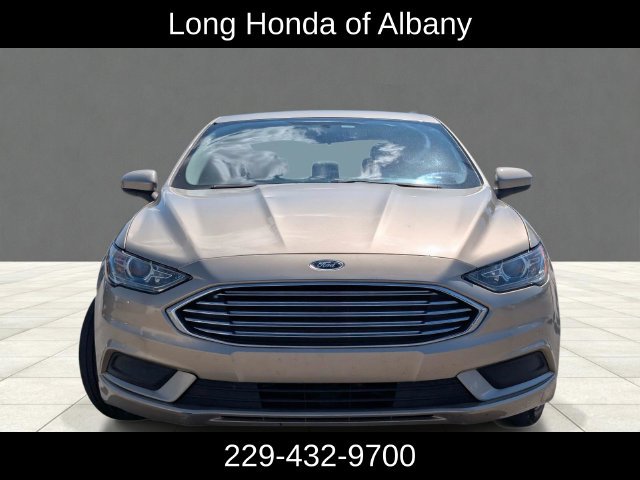 Used 2017 Ford Fusion SE w/ Fusion SE Technology Package FWD image 2