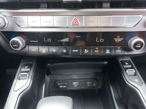 Used 2024 Kia Telluride EX w/ EX Captain's Chair Package FWD image 13