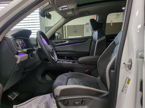 Used 2025 Volkswagen Atlas Peak Edition SE AWD/4WD image 14