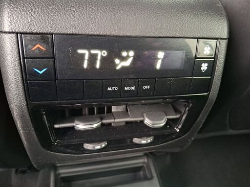 Used 2023 Jeep Grand Cherokee L Laredo image 12