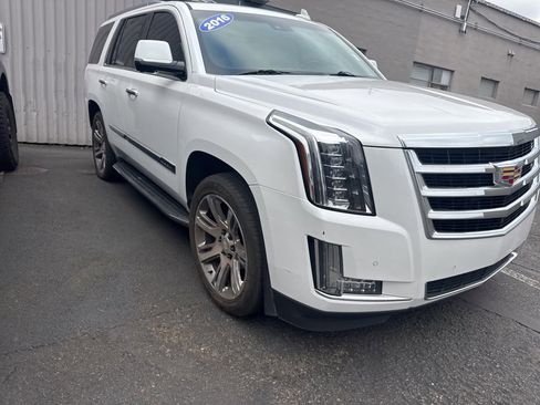 Used 2016 Cadillac Escalade Luxury image 3