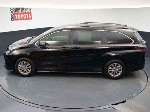 Used 2025 Toyota Sienna LE image 19