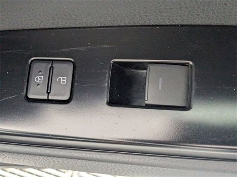 Used 2025 Toyota Camry SE image 31