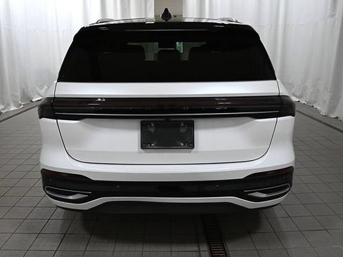 Used 2025 Lincoln Nautilus Reserve AWD/4WD image 12