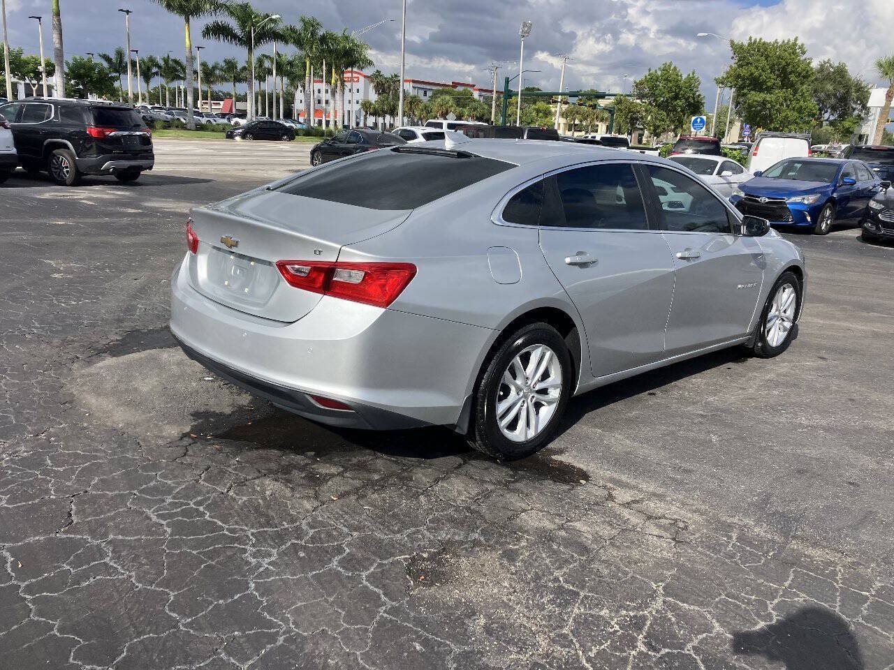 Used 2018 Chevrolet Malibu LT w/ Driver Confidence Package FWD image 4