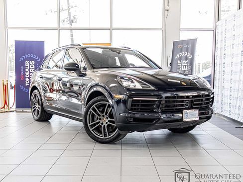 Used 2023 Porsche Cayenne w/ Premium Package AWD/4WD image 3