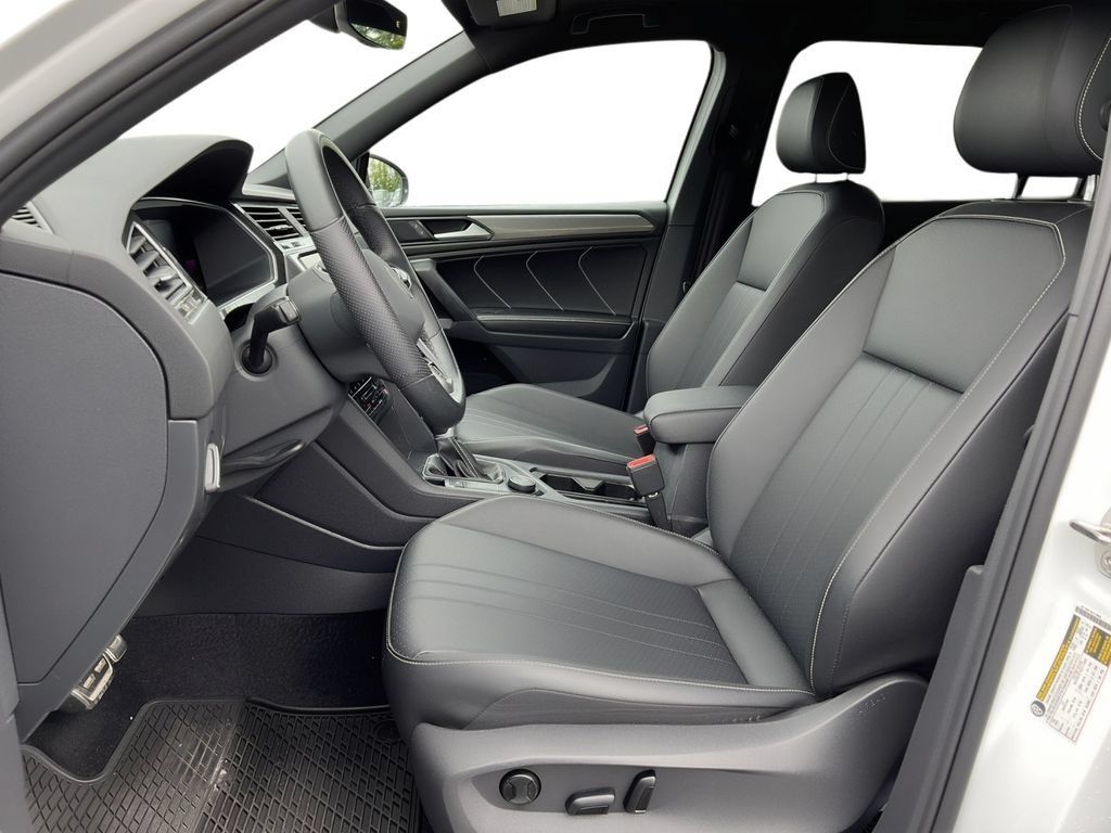 Used 2023 Volkswagen Tiguan SE R-Line AWD/4WD image 6
