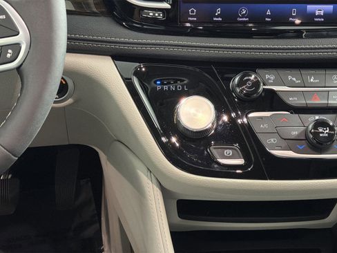 Used 2023 Chrysler Pacifica Limited image 22