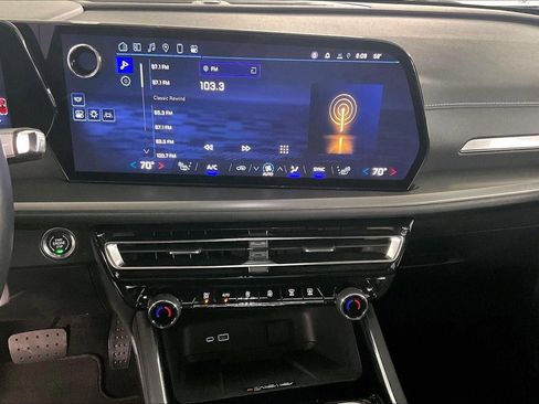 Used 2025 Chevrolet Traverse LT image 15