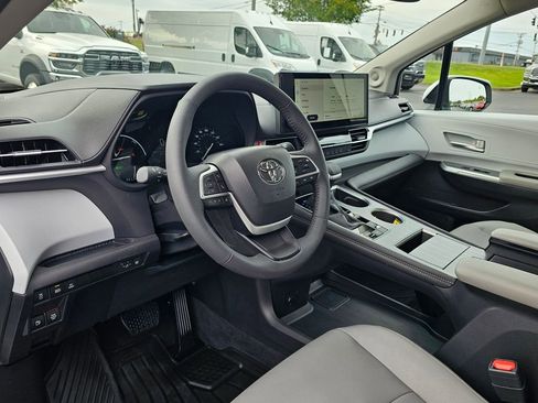 Used 2025 Toyota Sienna XLE image 12