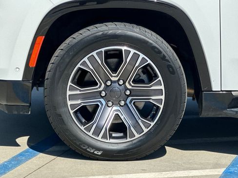 Used 2024 Jeep Wagoneer L Series II w/ Flexible Seating Group image 27